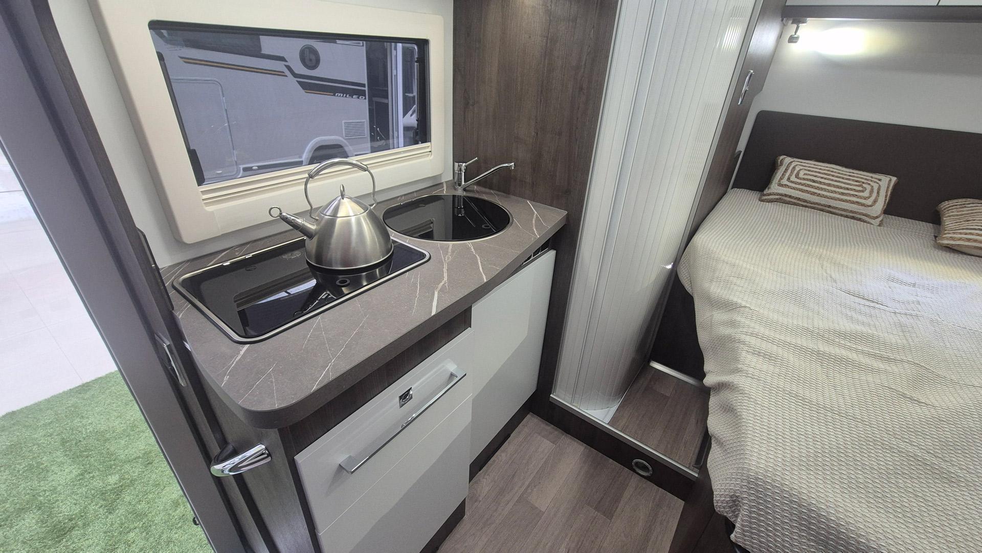 Cocina interior autocaravana