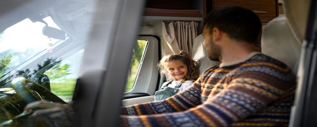 familia viajando a eurodisney en autocaravana