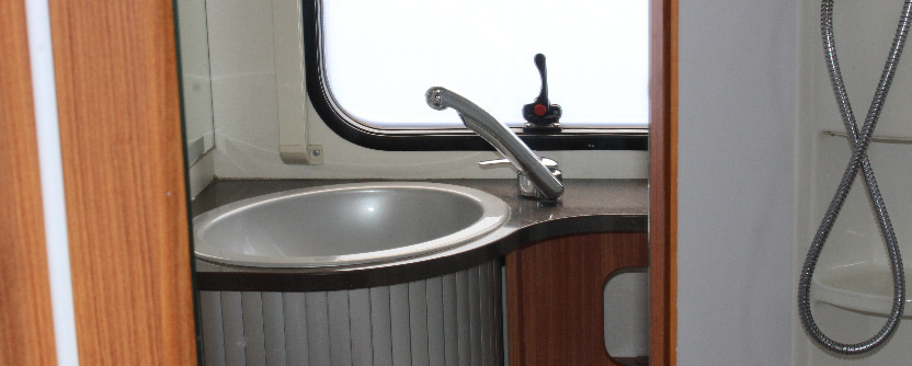 interior de una caravana