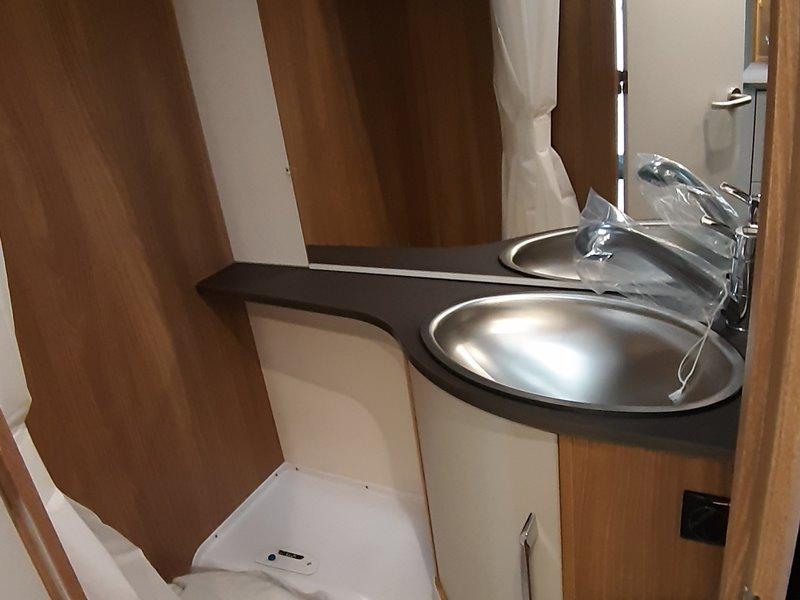 baño y lavabo caravana