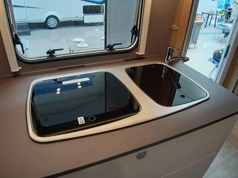 cocina cerrada caravana