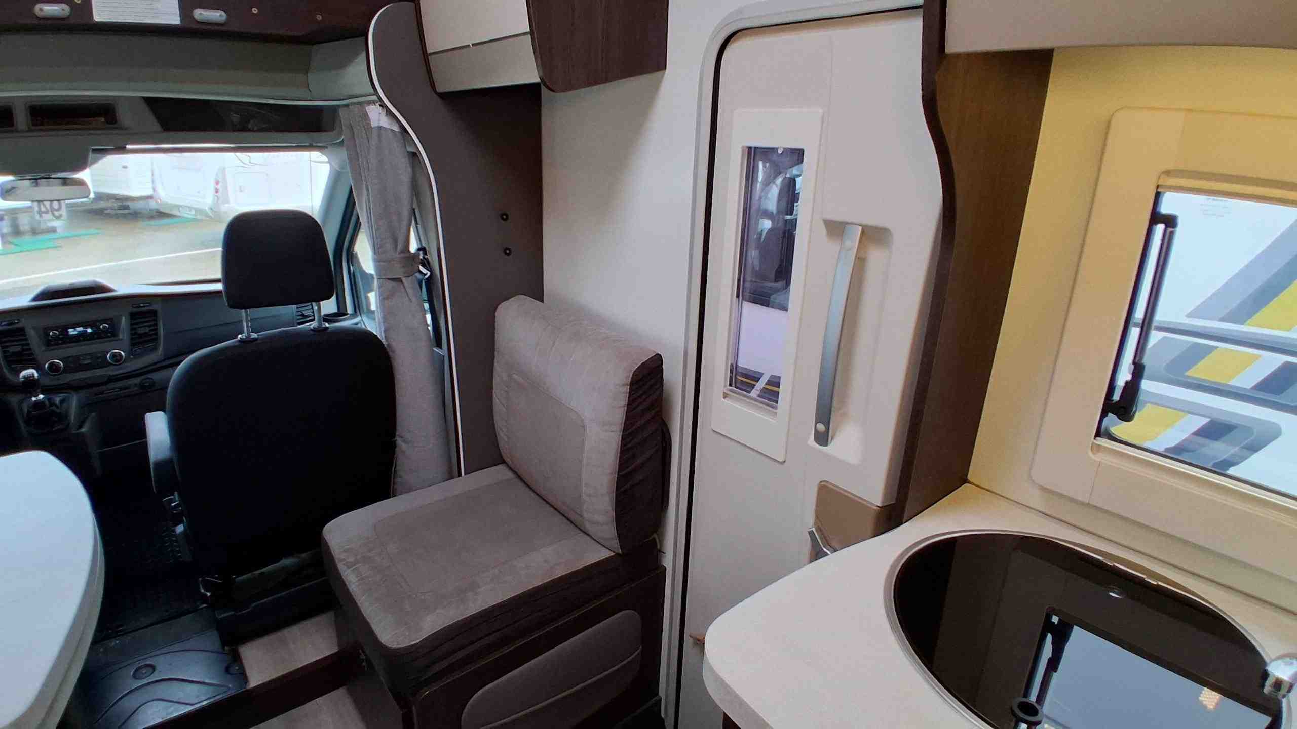 imagen autocaravana por dentro