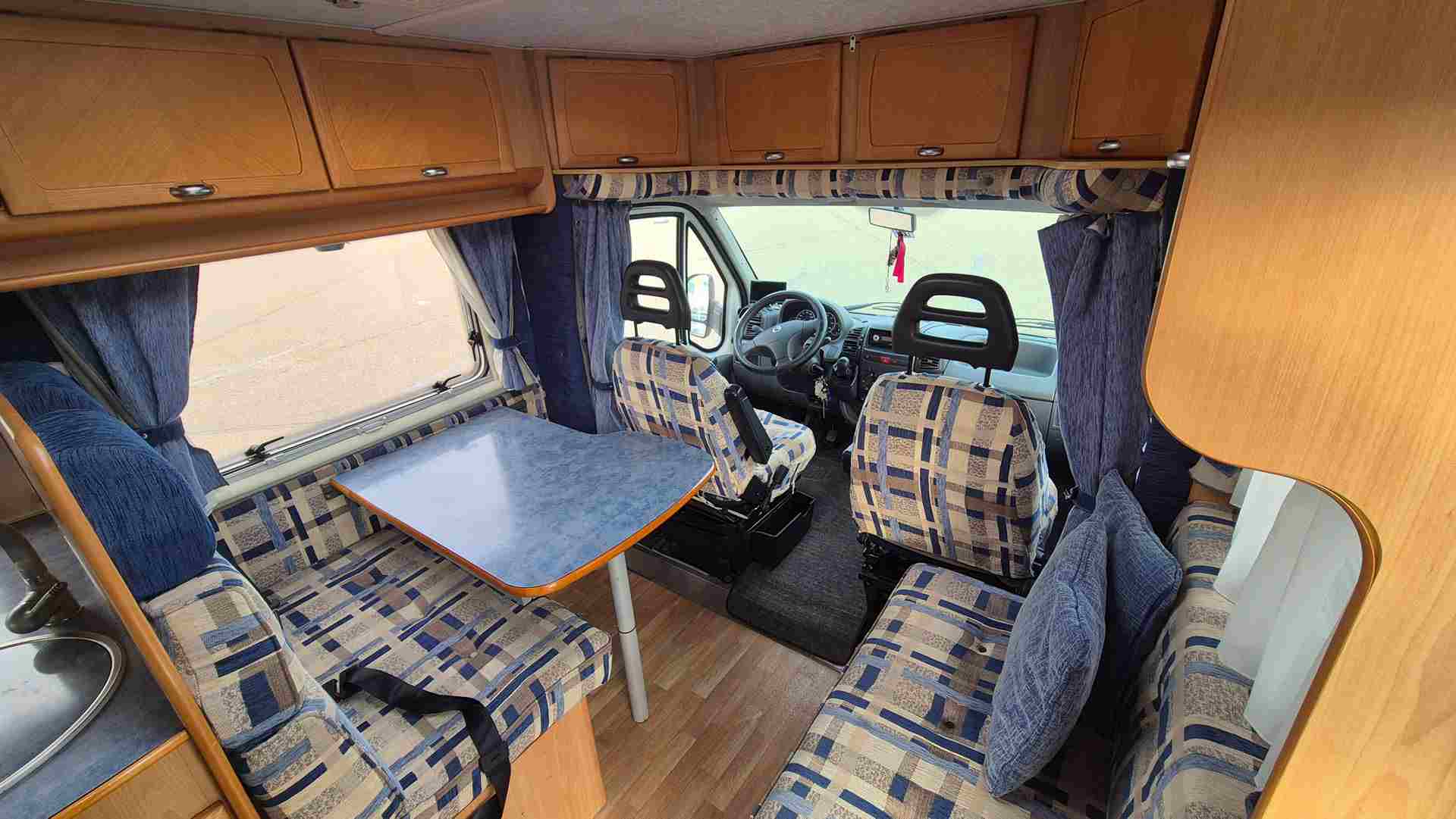 interior autocaravana plano completo