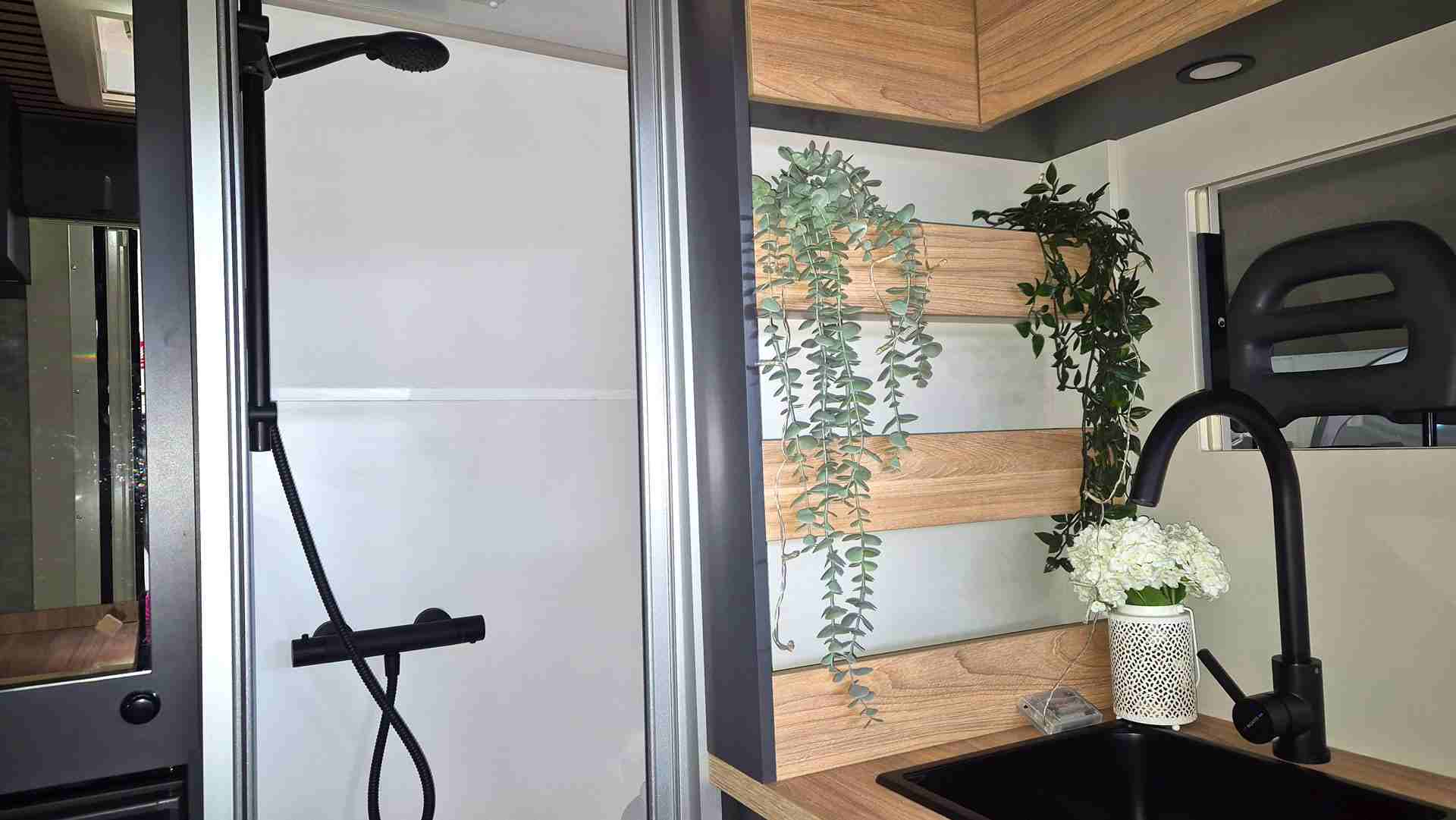 ducha y cuarto de baño en una camper