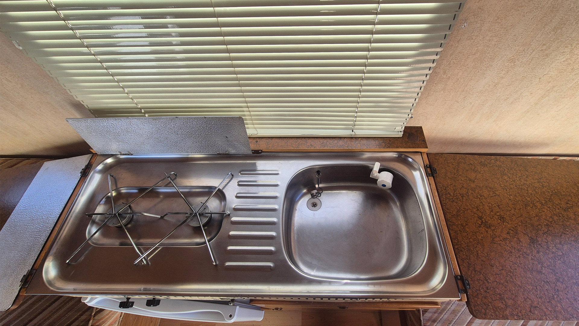 caravana adria cocina