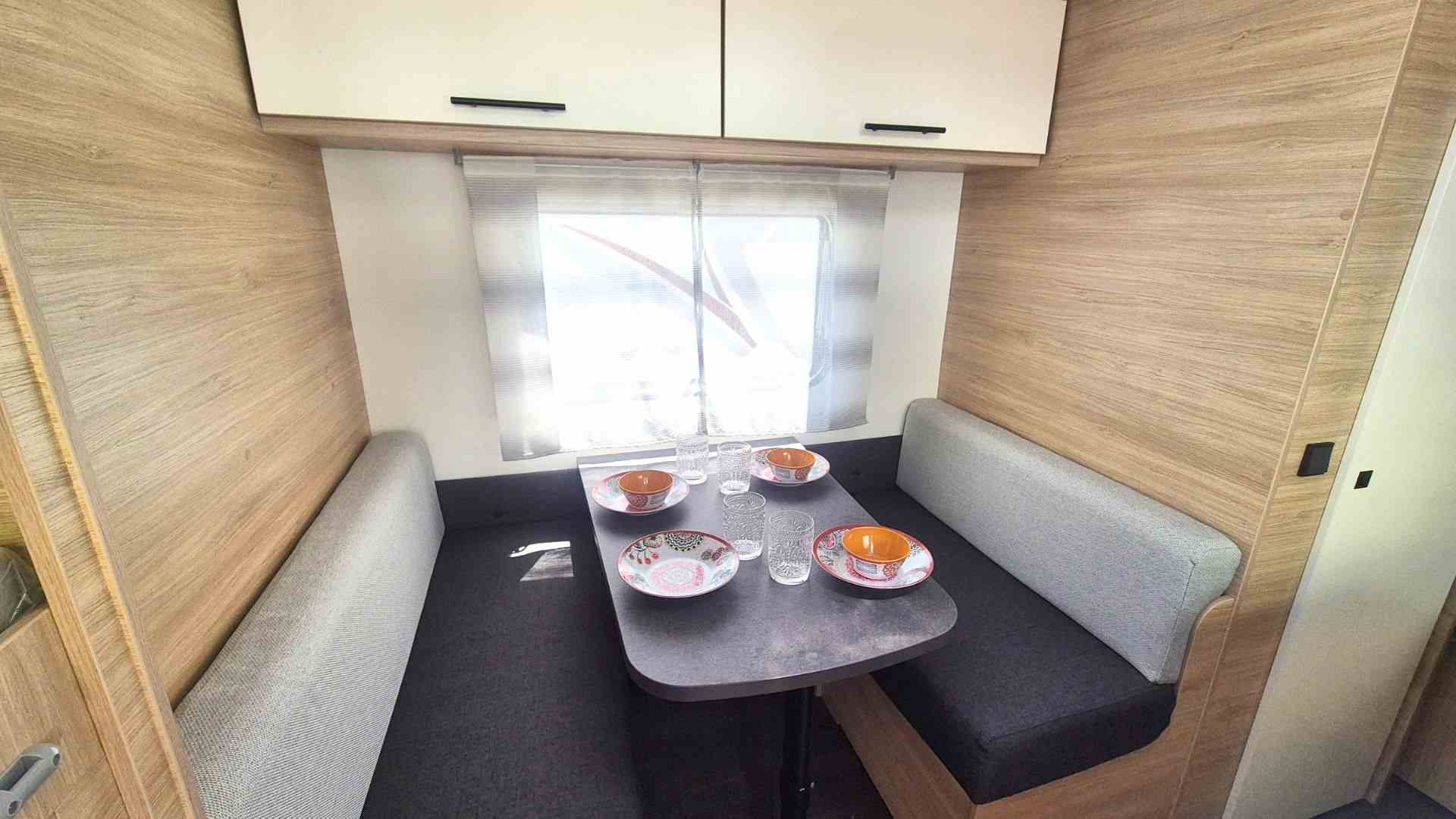 Caravana comedor mesa platos