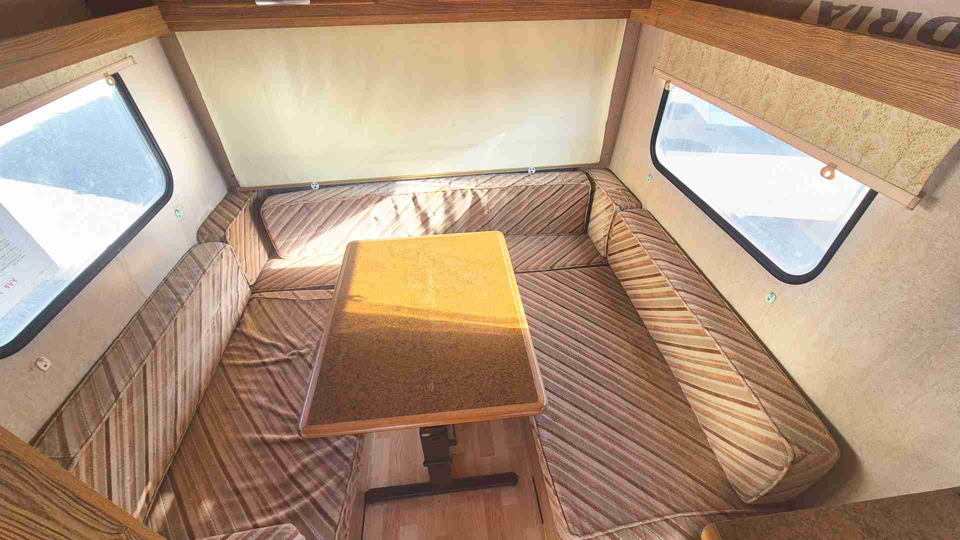 caravana sala de estar con sofá y mesa