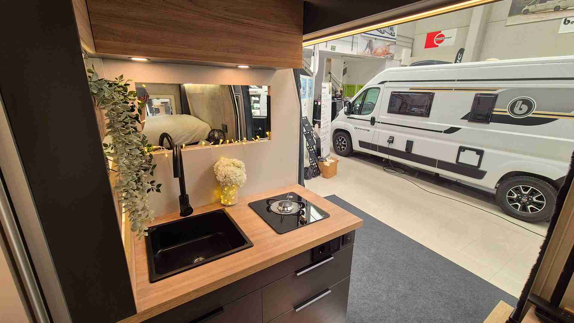 cocina por dentro de una camper