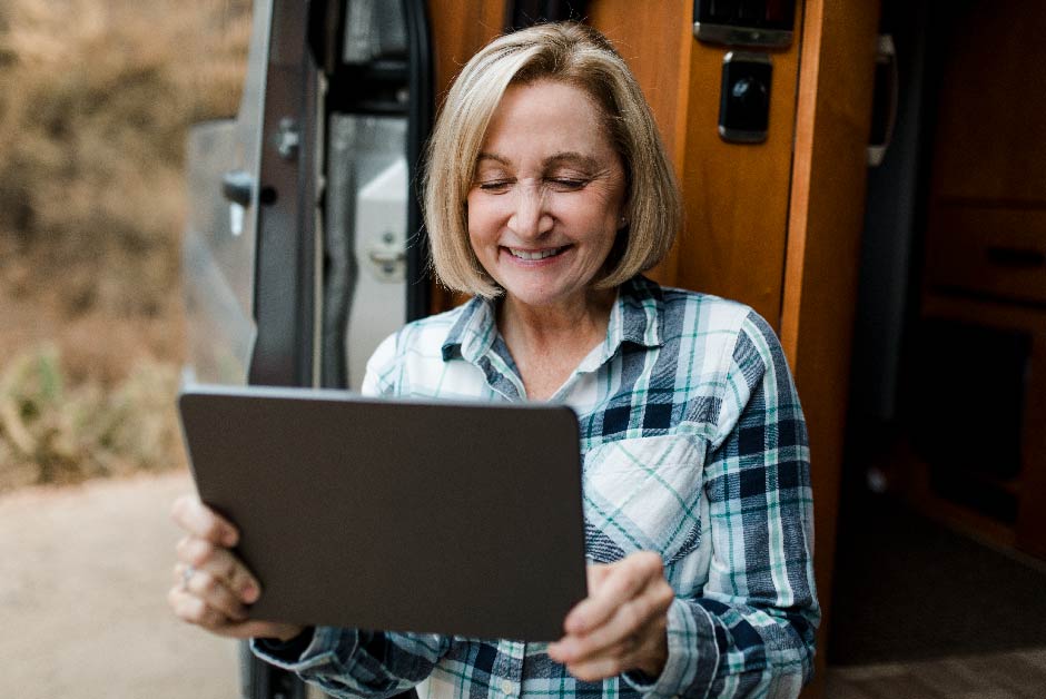 como puedo poner wifi mi autocaravana_señora con la tablet conectada a internet en su caravana caravaning plaza_