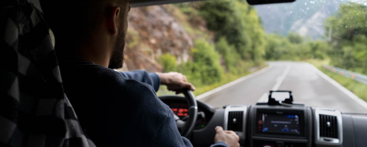 como tener luz una caravana Caravaning Plaza zaragoza pequeña hombre conduciendo
