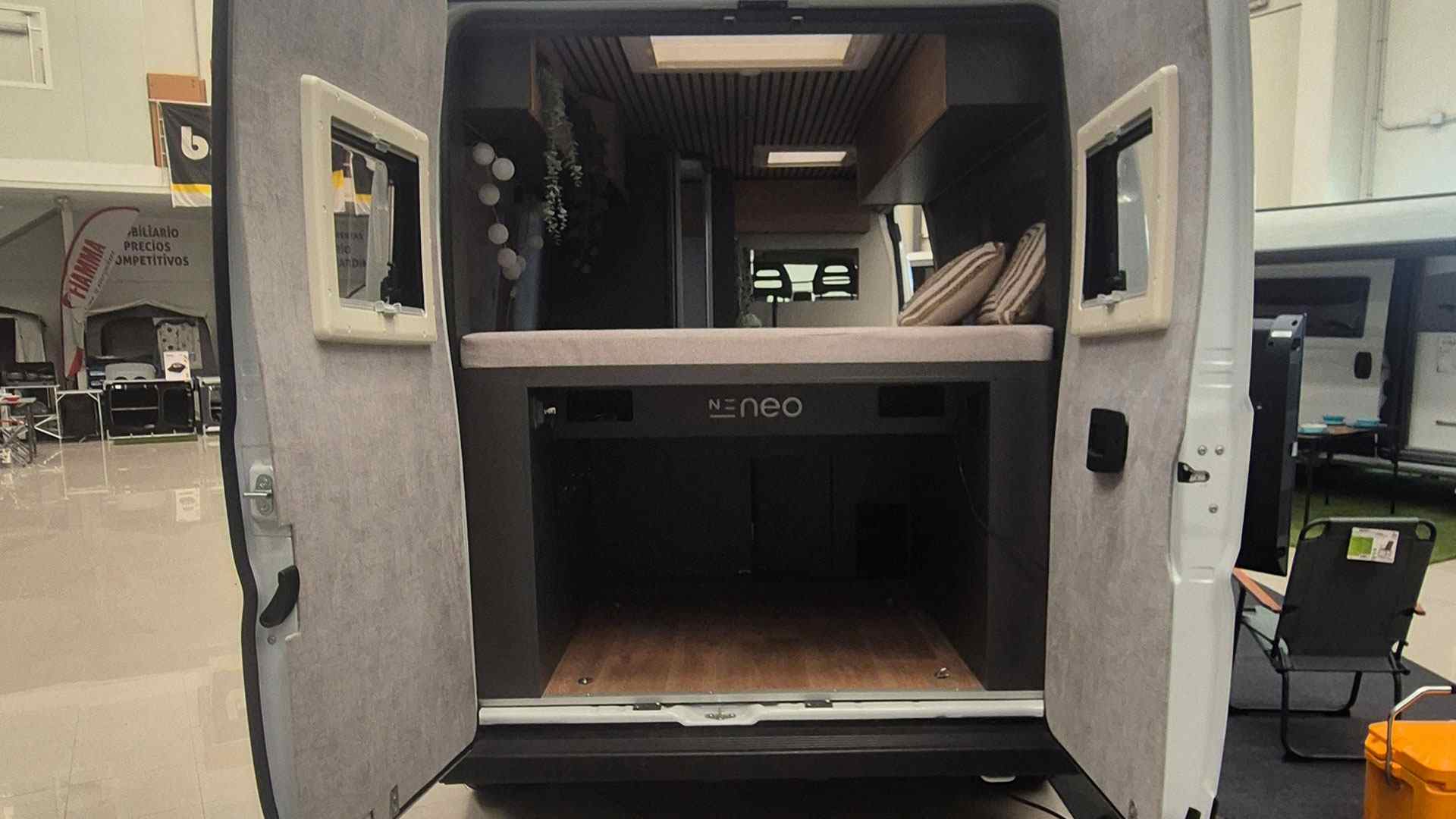 furgoneta camperizada vista desde fuera como es por dentro