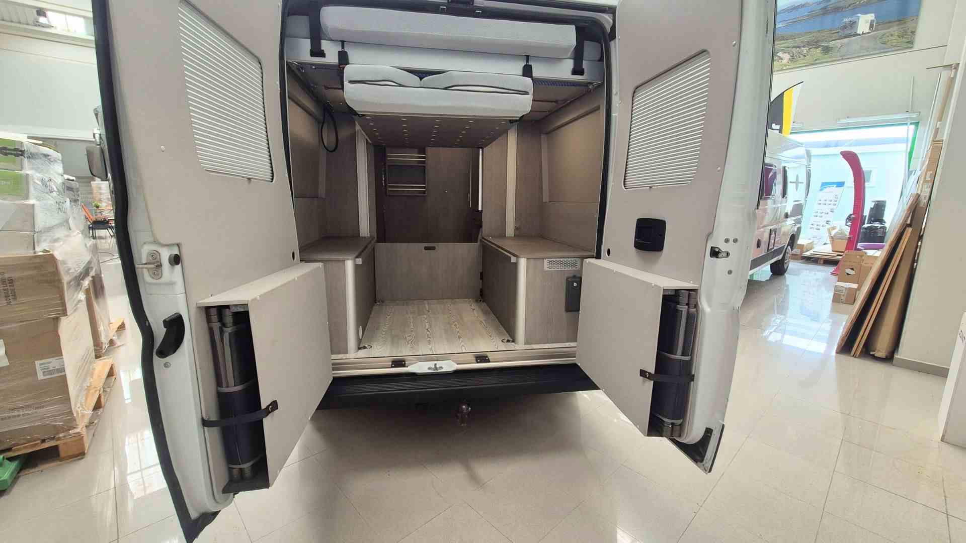 furgoneta por fuera y dentro