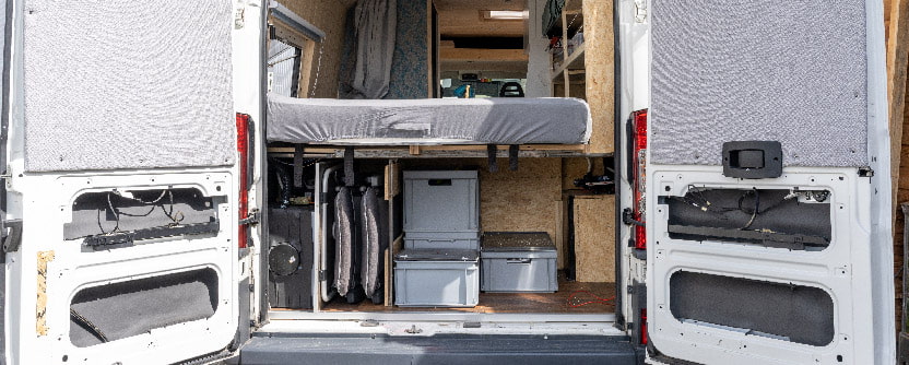 imprescindibles para viajar en autocaravana parte de atrás de autocaravana caravaning plaza