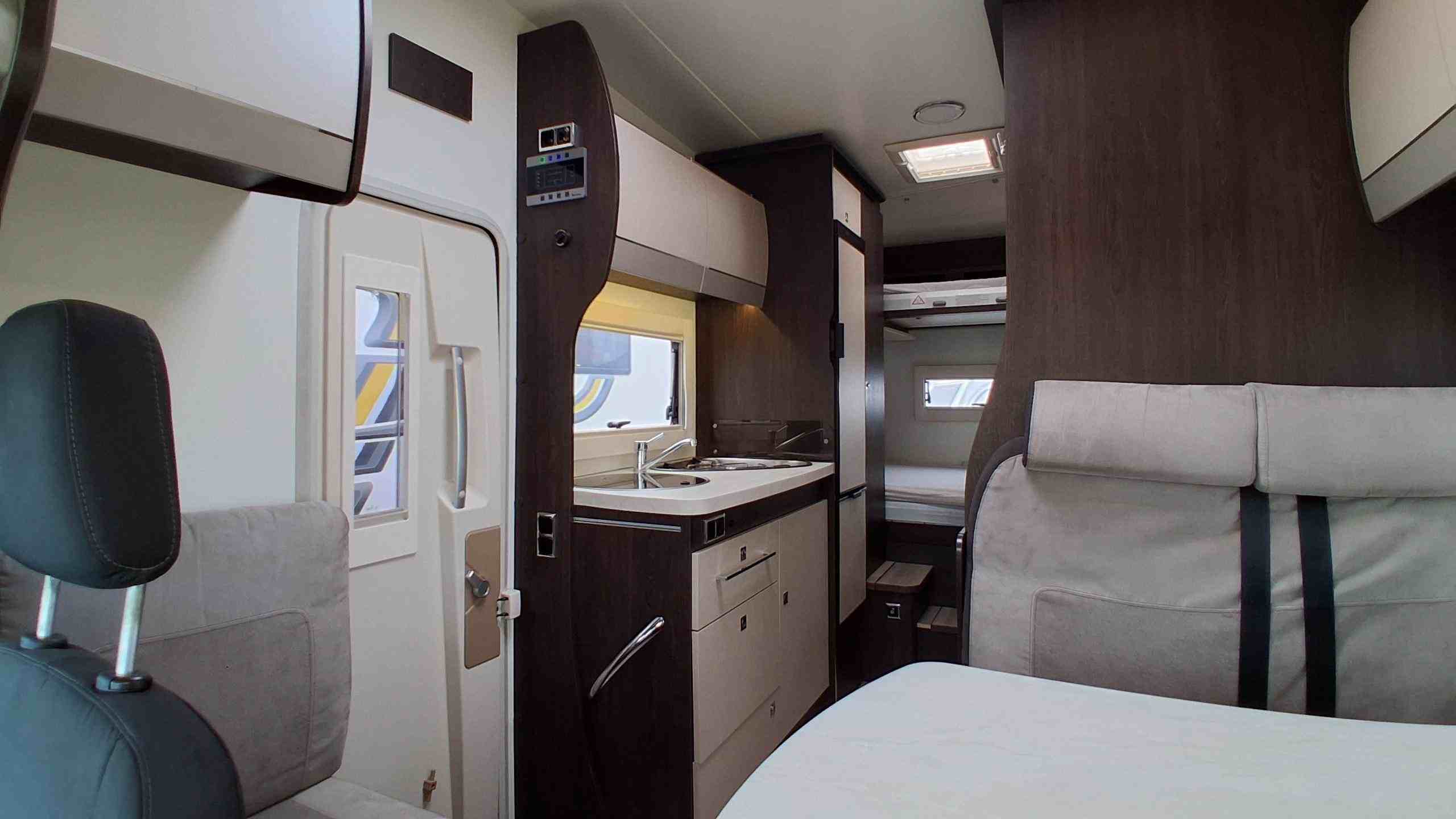 interior de autocaravana cocina