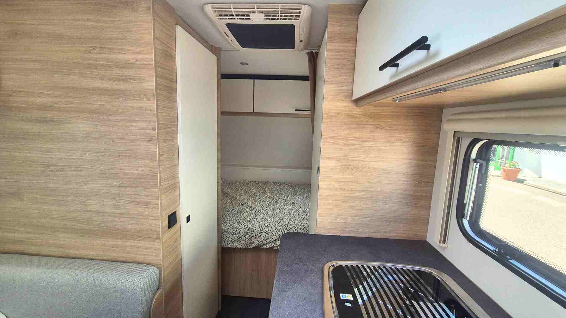 interior de una caravana