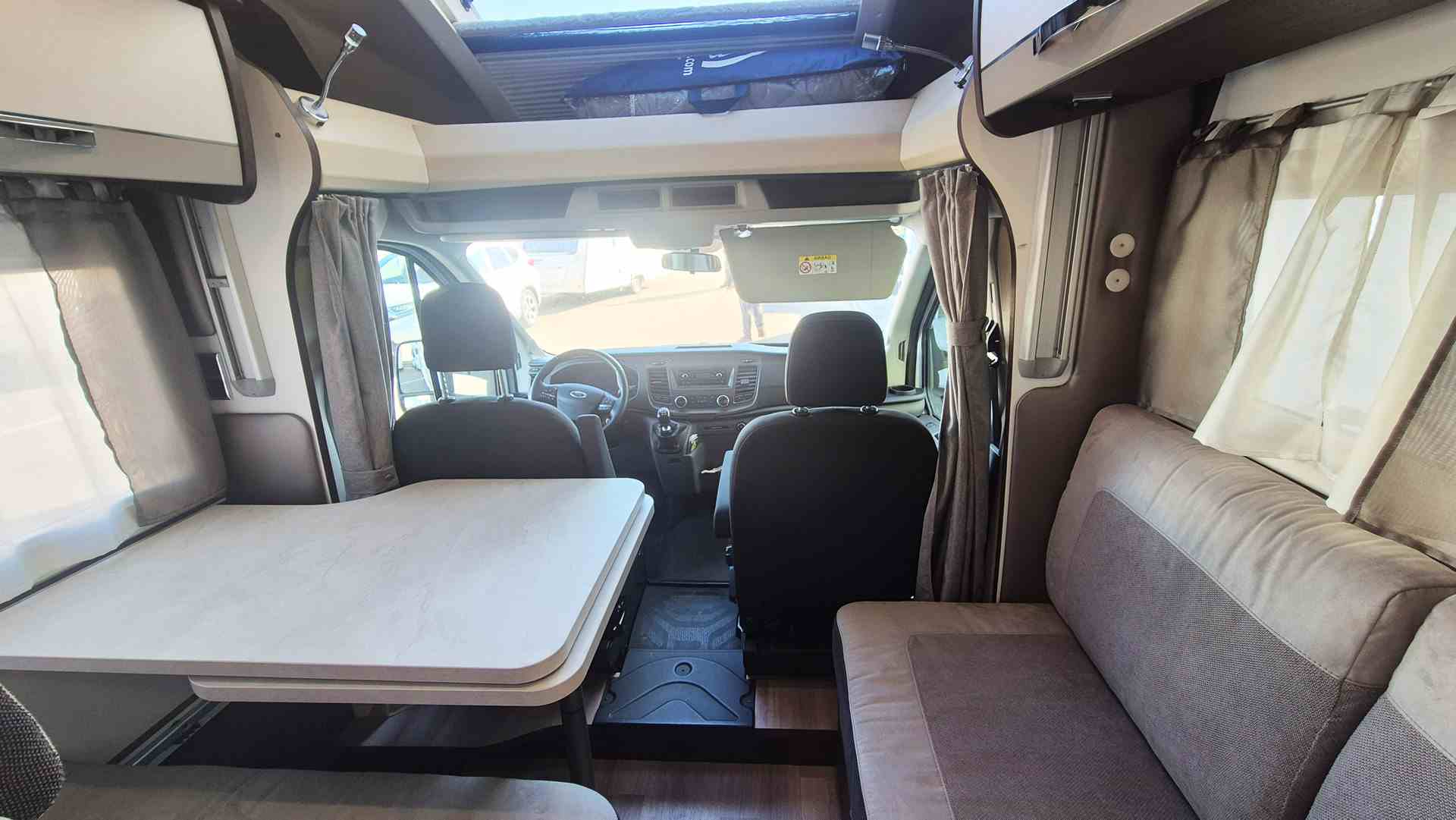 mesa sala de estar autocaravana
