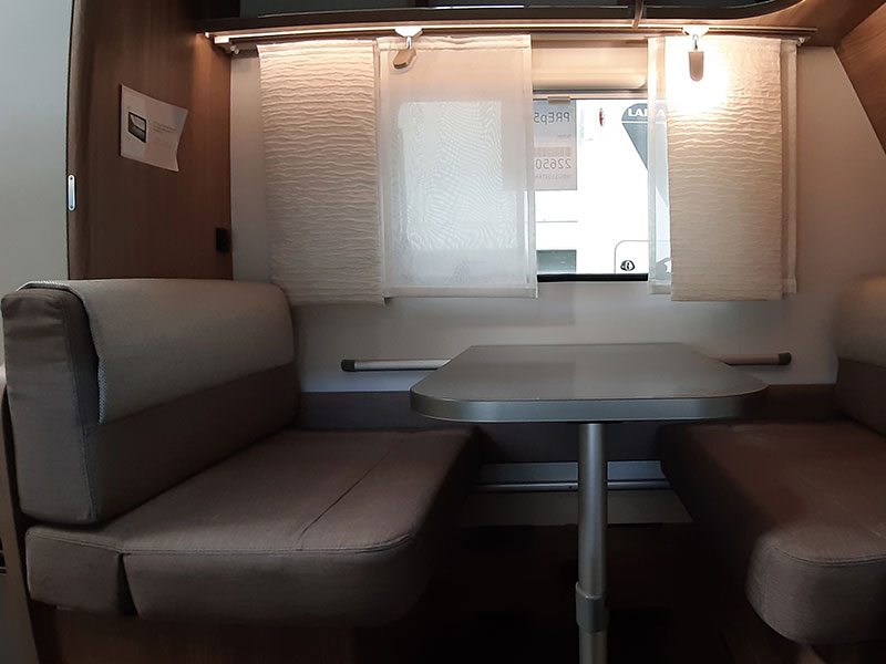 mesita comedor con sofás caravana