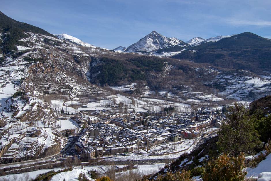 pernoctar autocaravana benasque donde dormir en autocaravana en benasque pirineo aragones pirineos caravaning plaza zaragoza_