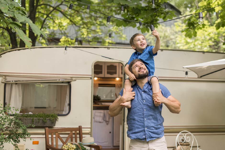 ruta en caravana con niños padre e hijo