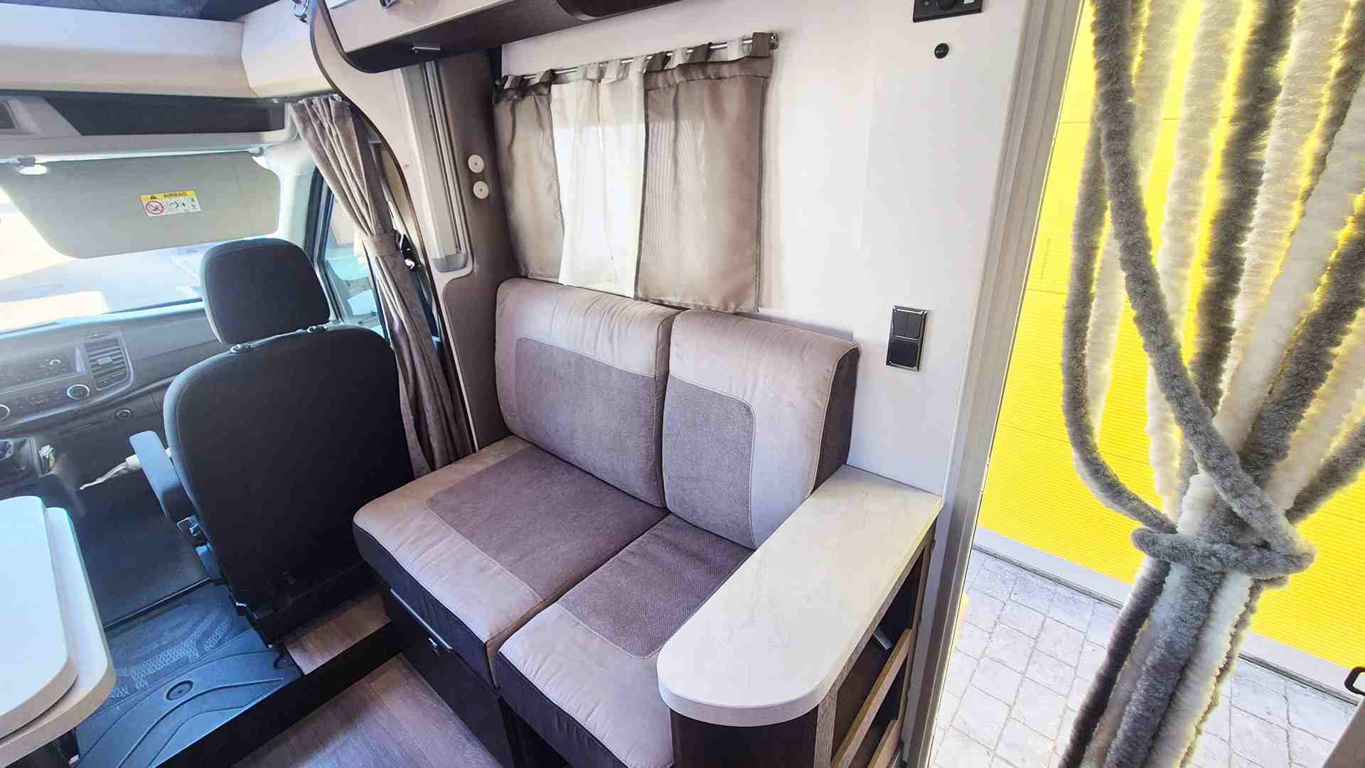 sofá interior autocaravana