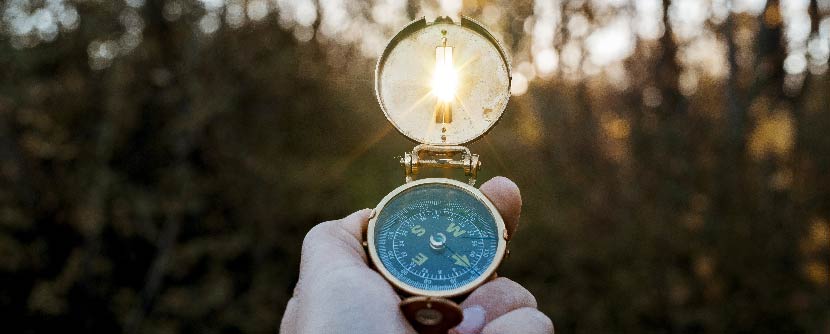 ventajas de viajar en autocaravana brujula mano con brujula caravaning plaza