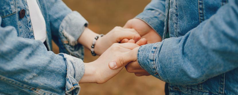 ventajas de viajar en autocaravana manos cogidas caravaning plaza zaragoza